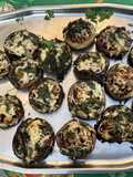 Champignons farcis aux tomates, emmental et coriandre