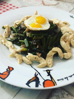 Una foto de Salteado de espárragos de temporada con gamba congelada, pechuga de pollo y huevos de codorniz