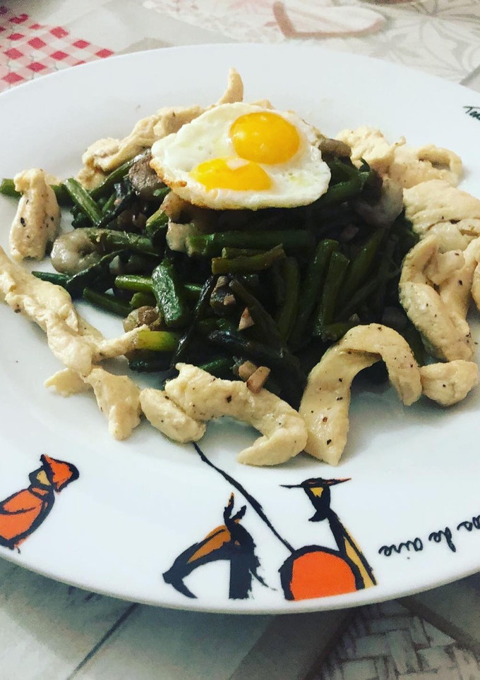 Una foto de Salteado de espárragos de temporada con gamba congelada, pechuga de pollo y huevos de codorniz