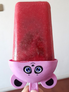 Una foto de Helado de frutilla y chocolate
