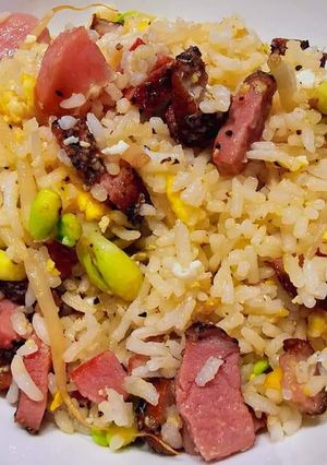 A picture of 煙熏鴨炒飯 SMOKED DUCK FRIED RICE.