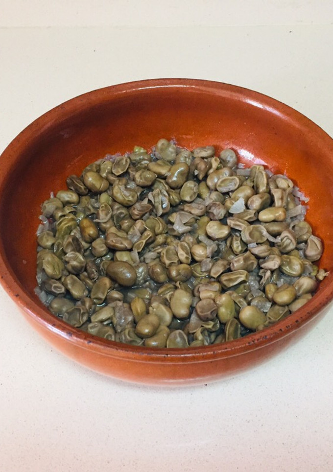 Una foto de Habas con cebolla