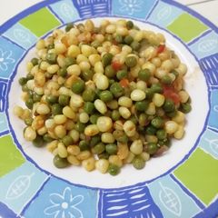 A picture of Soft maize with green peas.