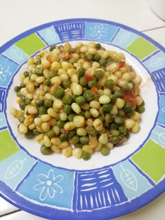A picture of Soft maize with green peas.