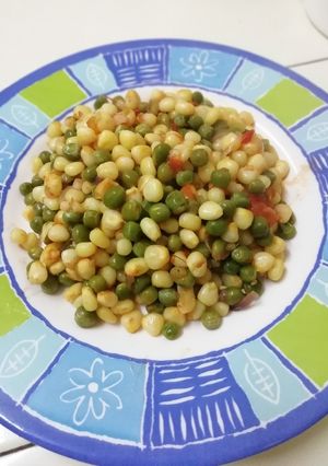 A picture of Soft maize with green peas.
