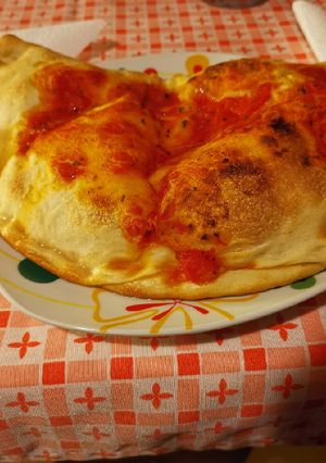 A picture of Classic Calzone.