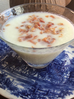 Una foto de Crema fría de melón con escamas de jamón serrano