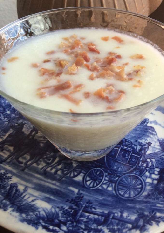Una foto de Crema fría de melón con escamas de jamón serrano