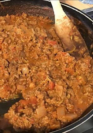 Une photo de Farce/sauce au bœuf, courgette, tomates et oignon au bouillon de courge et cumin