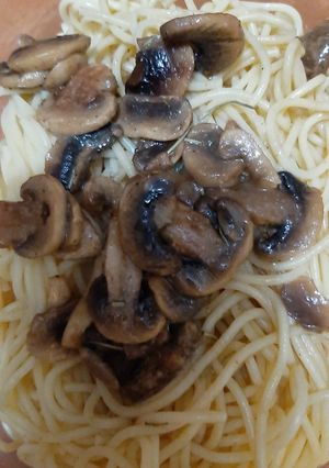 Una foto de Tallarines con champiñones salteados