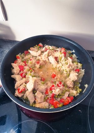 Une photo de Poêlée poulet, riz et petit pois