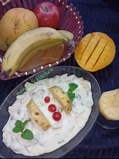 मिक्स फ्रूट क्रीमी रायता (mix fruit creamy raita recipe in Hindi) रेसिपी मुख्य फोटो