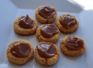 Una foto de 🍪Pepas de coco y dulce de leche🥥