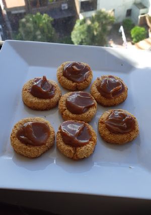 Una foto de 🍪Pepas de coco y dulce de leche🥥