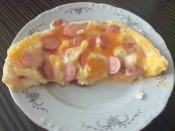 омлет с сосисками на сковороде с молоком. омлет с сосисками. омлет с сосисками и сыром. омлет с сосисками. омлет с сосисками.