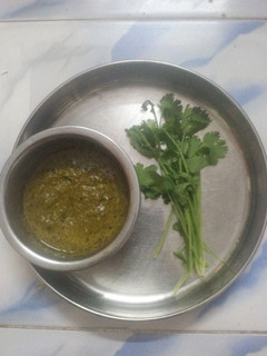 பச்சை வண்ண கொத்தமல்லி சட்னி (Kothamalli chutney recipe in tamil) செய்முறை முக்கிய புகைப்படம்