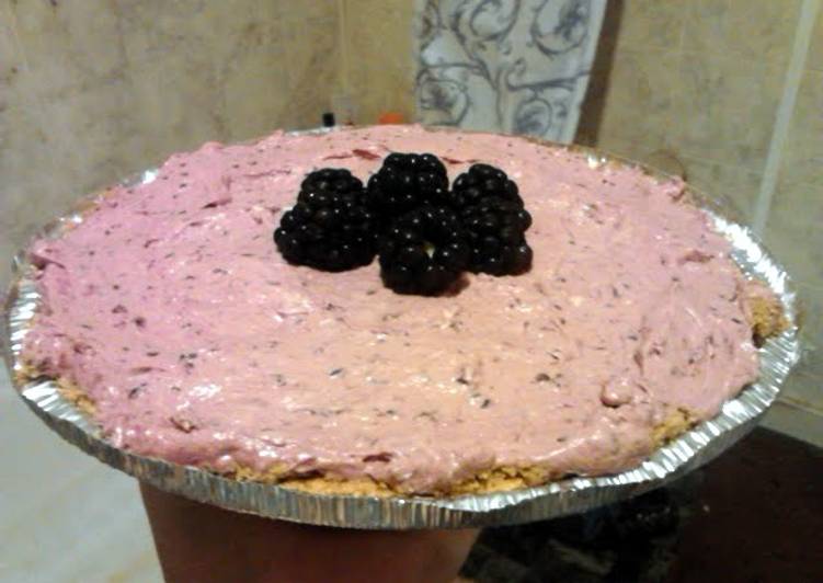 black raspberry cream pie