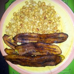 A picture of Fried plantain with peanut.