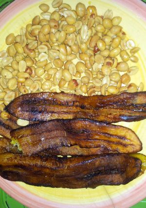 A picture of Fried plantain with peanut.