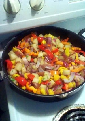 A picture of Kielbasa and veggies.