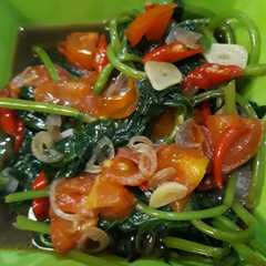 A picture of 12. Tumis daun ubi.