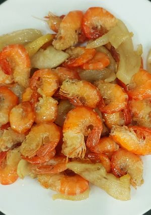 Hình của món Tôm sông rim tóp mỡ.