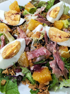 Una foto de Ensalada de pato, naranja y huevo, con aliño de arándanos