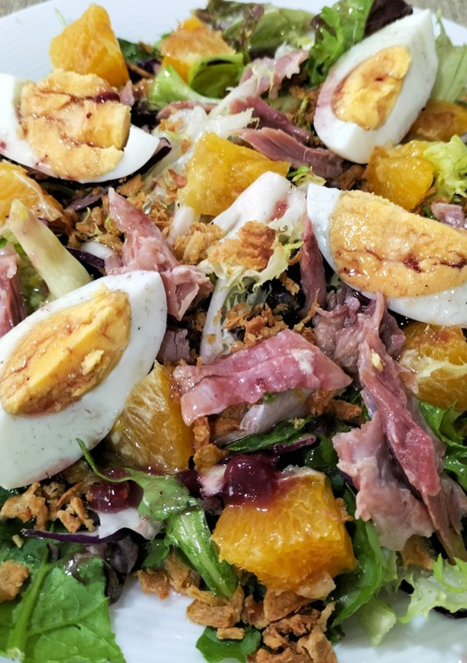 Una foto de Ensalada de pato, naranja y huevo, con aliño de arándanos