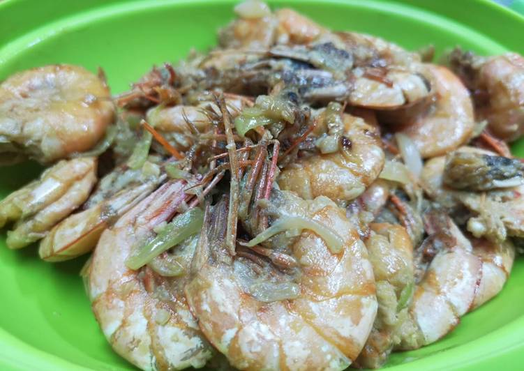 Langkah Mudah untuk Menyiapkan Udang goreng bawang putih, Enak