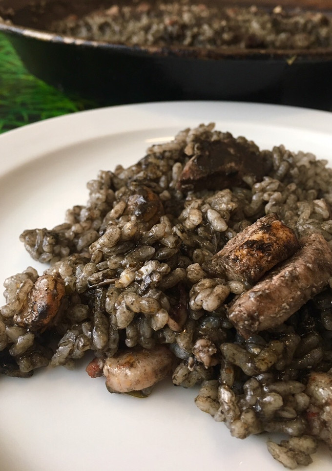 Una foto de Arroz negro del senyoret 🥘🦑 🦐