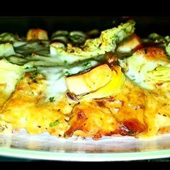 A picture of Mike's Gilroy Garlic Chicken Pizza.