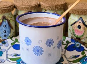 Una foto de "Chocolatada" vegetal especiada y saludable ☕ Cacao, almendras, canela, nuez moscada, clavo y ginger