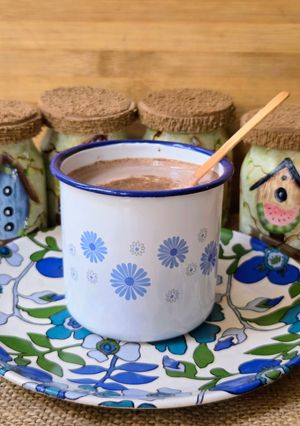 Una foto de "Chocolatada" vegetal especiada y saludable ☕ Cacao, almendras, canela, nuez moscada, clavo y ginger