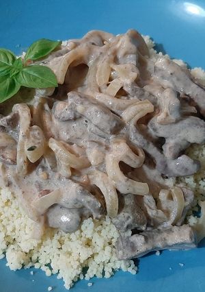 Tejfölös sertés máj kuszkusszal recept fotója