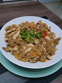Una foto de Quinoa, con pollo y salsa de soja