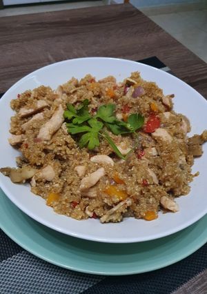 Una foto de Quinoa, con pollo y salsa de soja