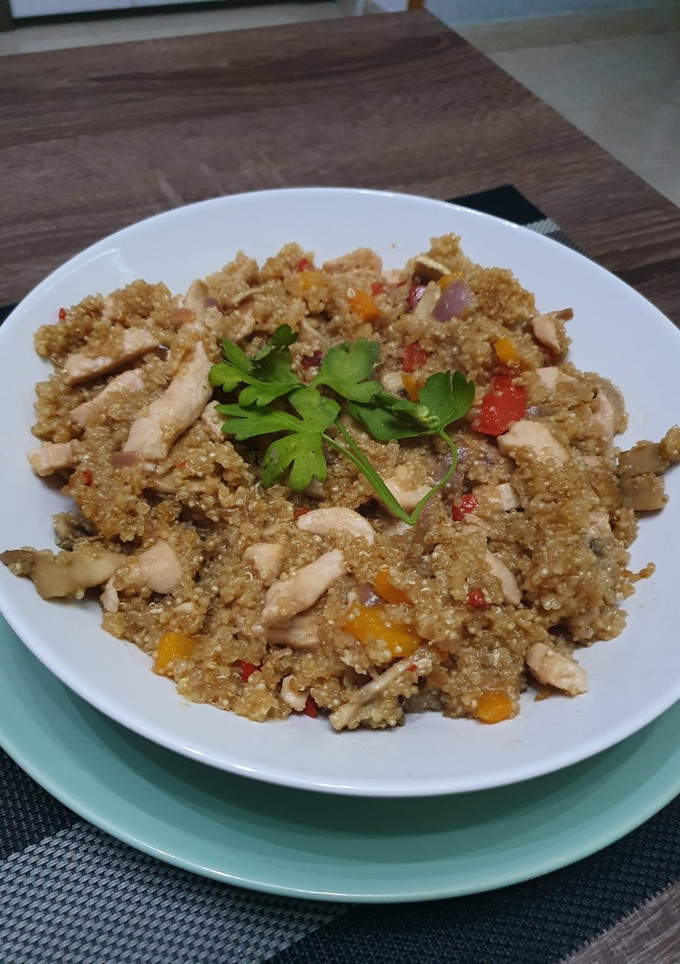 Una foto de Quinoa, con pollo y salsa de soja