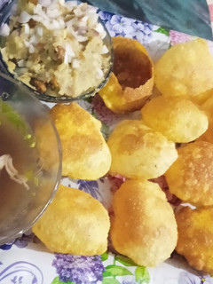 पानी पूरी (Pani Puri recipe in hindi) रेसिपी मुख्य फोटो