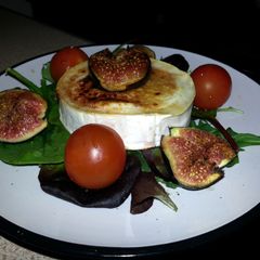 A picture of Caramelised goats cheese and fig salad.