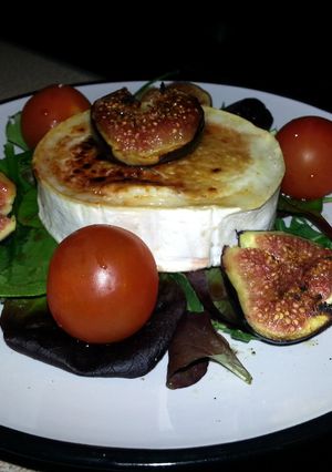 A picture of Caramelised goats cheese and fig salad.