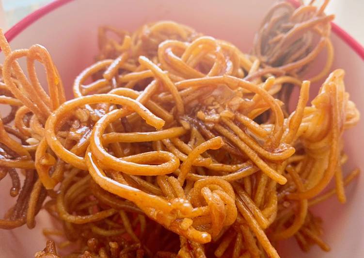 Mì spaghetti (Mì Ý) chiên mắm tỏi