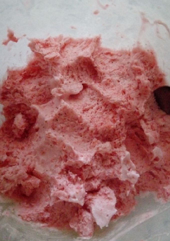 Una foto de Falsa mousse de frutilla🍓 o "merengue de frutilla"