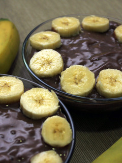 A picture of Chocolate and banana pudding.