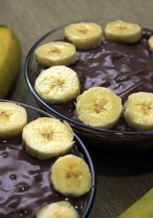 A picture of Chocolate and banana pudding.