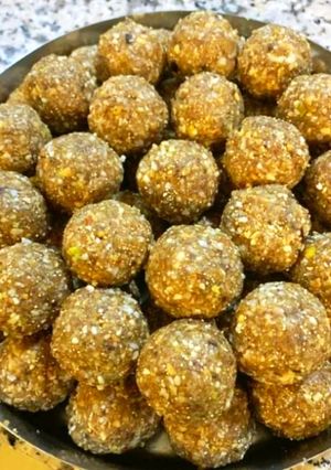 गोंड के लड्डू (gond ke laddu reicpe in Hindi) रेसिपी मुख्य फोटो