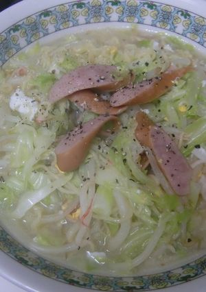 A picture of Instant Ramen with Veggies.