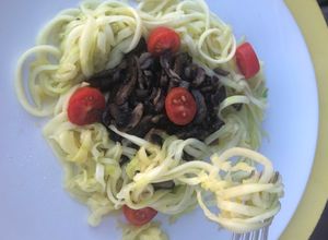 Una foto de Keto - Fideos de zucchini (zapallito largo) con champiñones