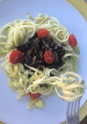 Una foto de Keto - Fideos de zucchini (zapallito largo) con champiñones