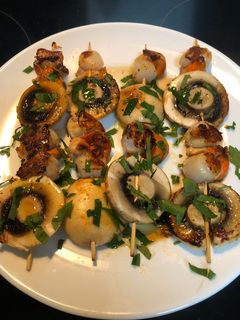 Una foto de Brochetas de Vieiras con champiñón