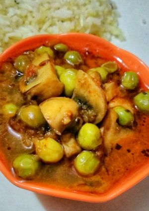 A picture of Mushroom Matar curry.